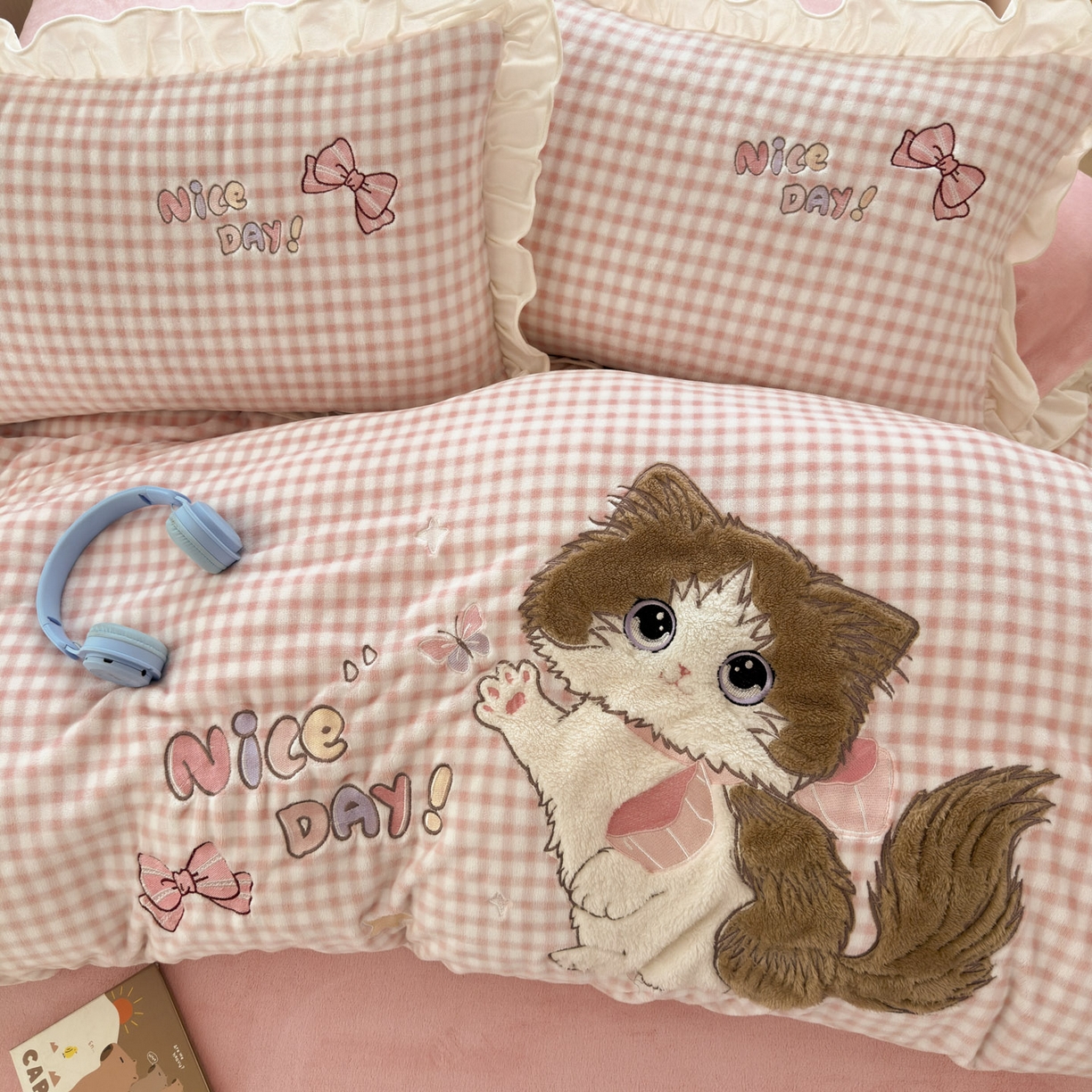 91家纺网 家纺一手货源 找家纺 易禾 2025新款韩版牛奶绒卡通兔毛贴布刺绣床单款床笠款四件套三件套小奶猫系列（专版） 小奶猫——粉格