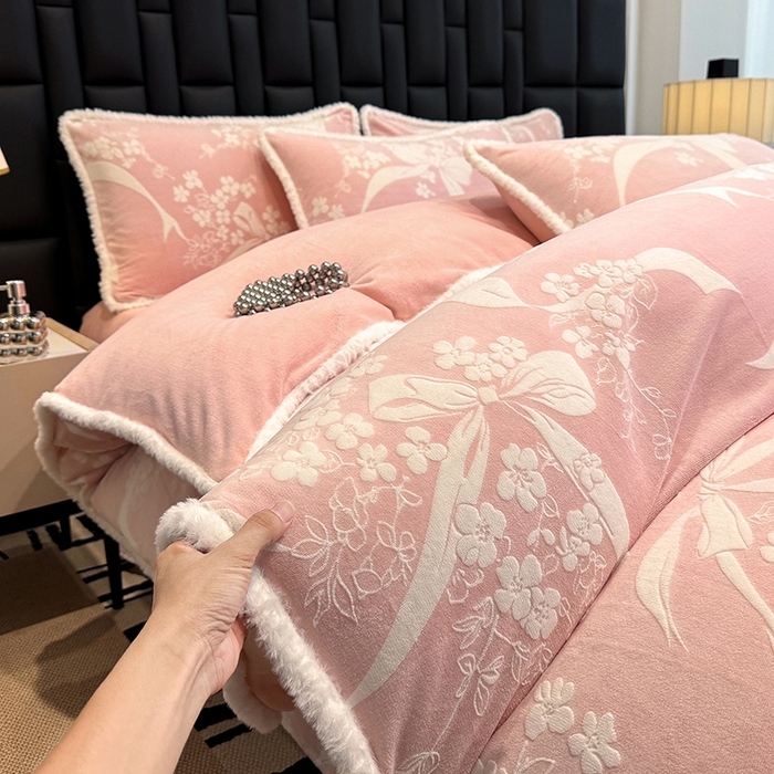 91家纺网 家纺一手货源 找家纺 云玲时尚 2025新款牛奶绒立体雕花兔毛绒包边四件套 彩带飘飘