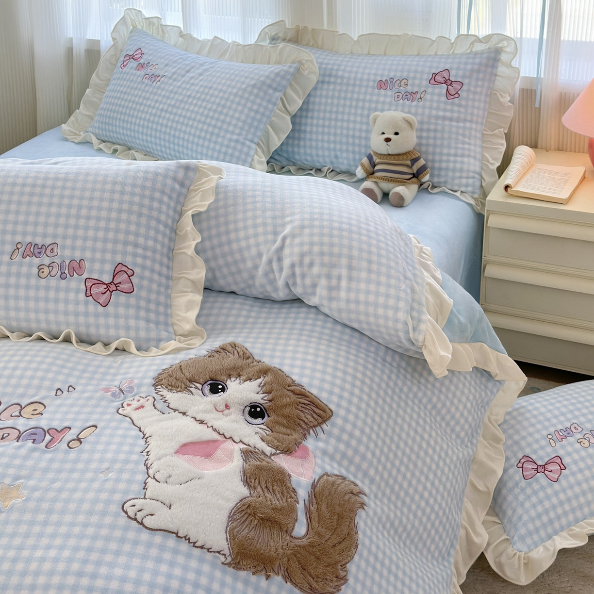 91家纺网 家纺一手货源 找家纺 易禾 2025新款韩版牛奶绒卡通兔毛贴布刺绣床单款床笠款四件套三件套小奶猫系列（专版） 小奶猫——蓝格