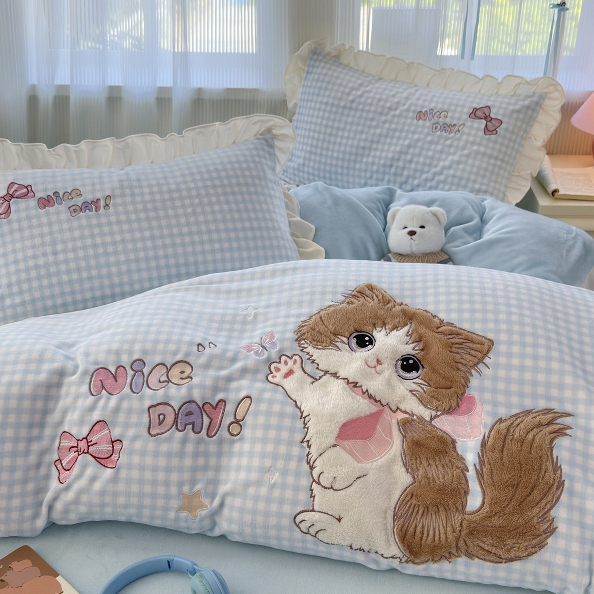 91家纺网 家纺一手货源 找家纺 易禾 2025新款韩版牛奶绒卡通兔毛贴布刺绣床单款床笠款四件套三件套小奶猫系列（专版） 小奶猫——蓝格