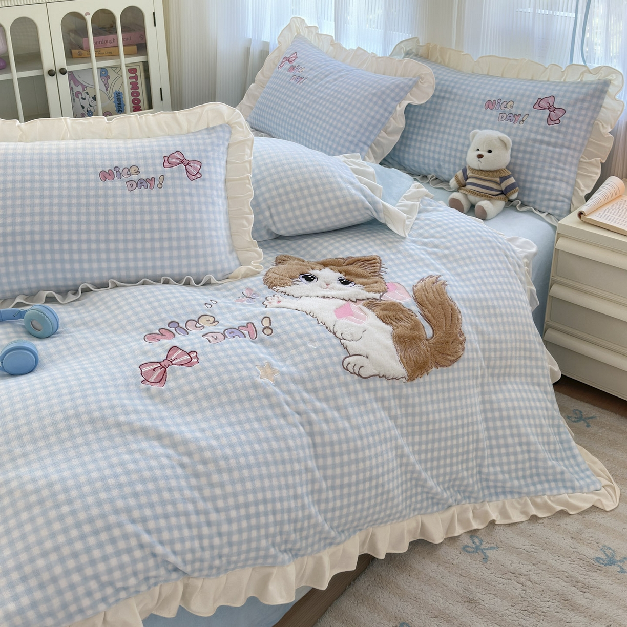91家纺网 家纺一手货源 找家纺 易禾 2025新款韩版牛奶绒卡通兔毛贴布刺绣床单款床笠款四件套三件套小奶猫系列（专版） 小奶猫——蓝格