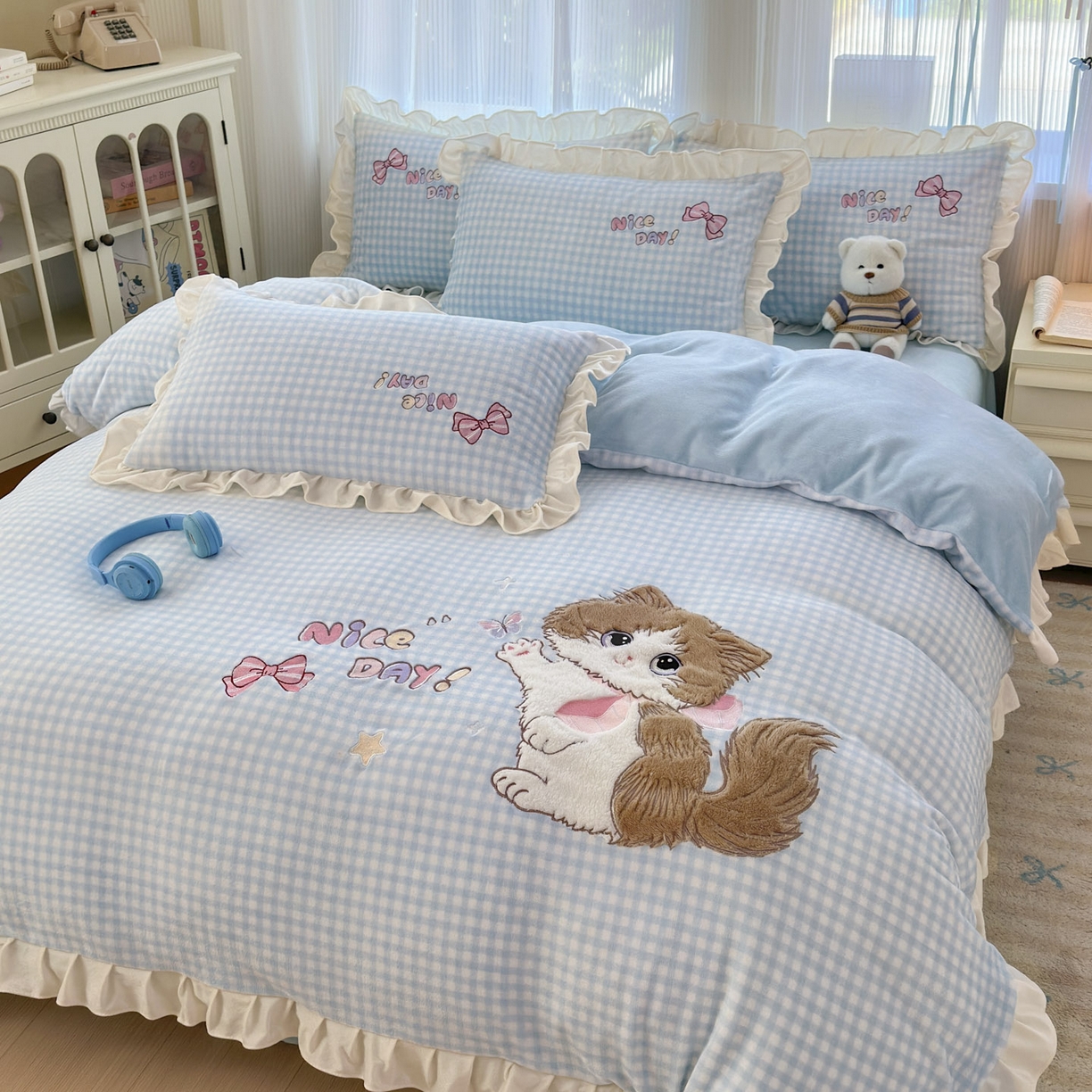 91家纺网 家纺一手货源 找家纺 易禾 2025新款韩版牛奶绒卡通兔毛贴布刺绣床单款床笠款四件套三件套小奶猫系列（专版） 小奶猫——蓝格