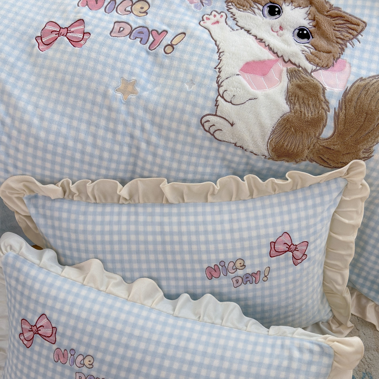 91家纺网 家纺一手货源 找家纺 易禾 2025新款韩版牛奶绒卡通兔毛贴布刺绣床单款床笠款四件套三件套小奶猫系列（专版） 小奶猫——蓝格