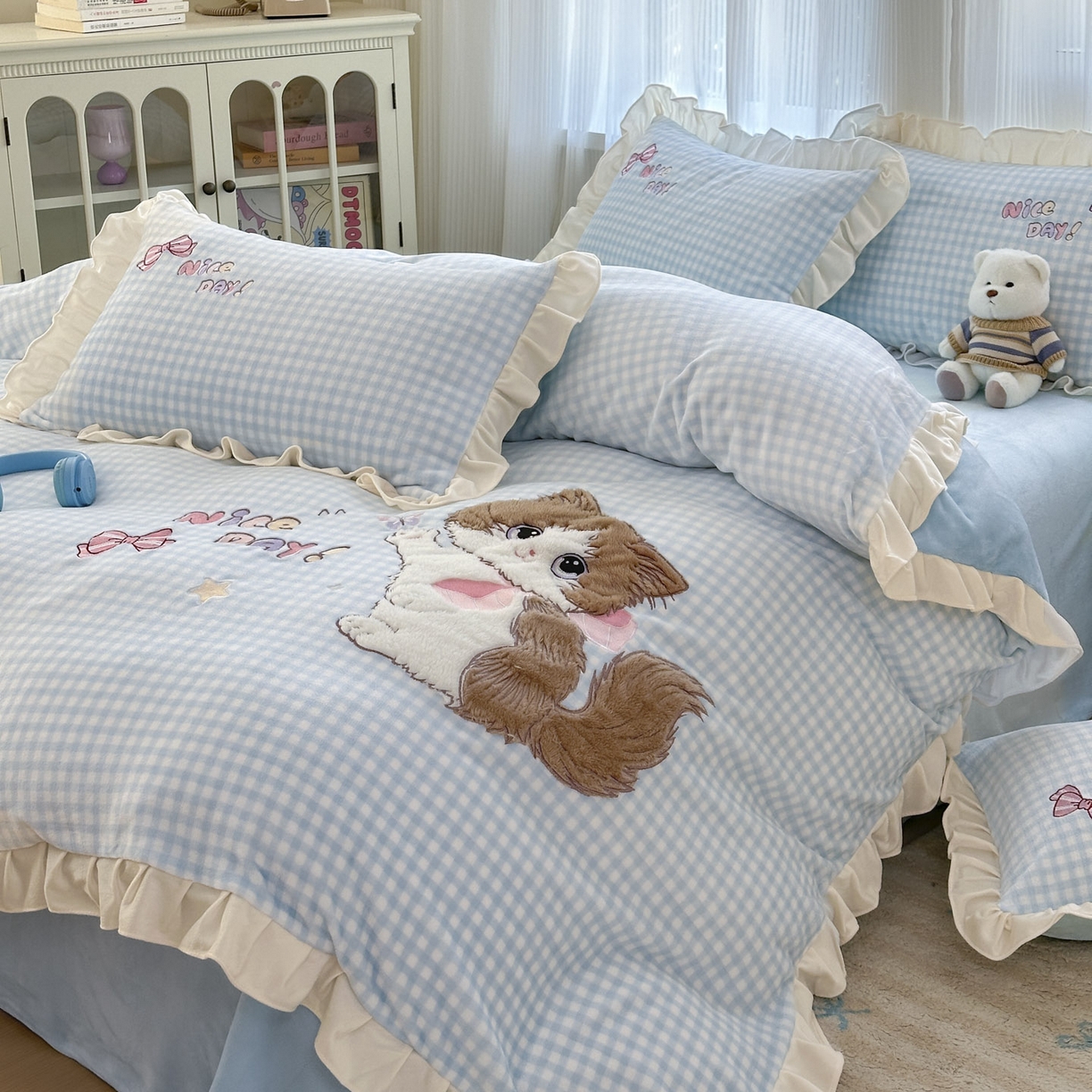 91家纺网 家纺一手货源 找家纺 易禾 2025新款韩版牛奶绒卡通兔毛贴布刺绣床单款床笠款四件套三件套小奶猫系列（专版） 小奶猫——蓝格