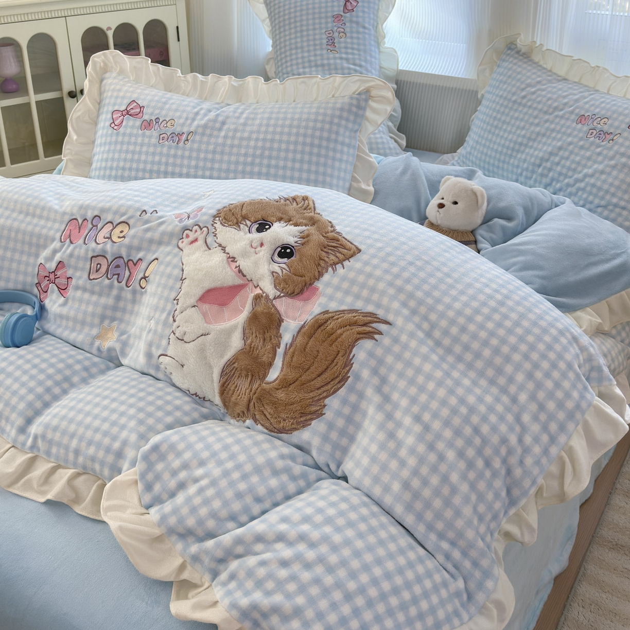 91家纺网 家纺一手货源 找家纺 易禾 2025新款韩版牛奶绒卡通兔毛贴布刺绣床单款床笠款四件套三件套小奶猫系列（专版） 小奶猫——蓝格