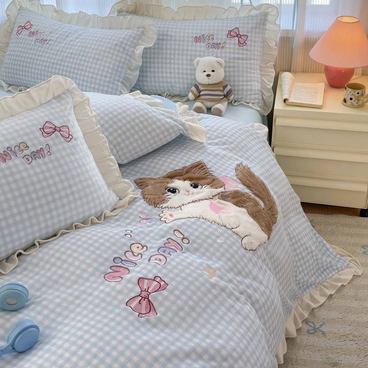 91家纺网 家纺一手货源 找家纺 易禾 2025新款韩版牛奶绒卡通兔毛贴布刺绣床单款床笠款四件套三件套小奶猫系列（专版） 小奶猫——蓝格