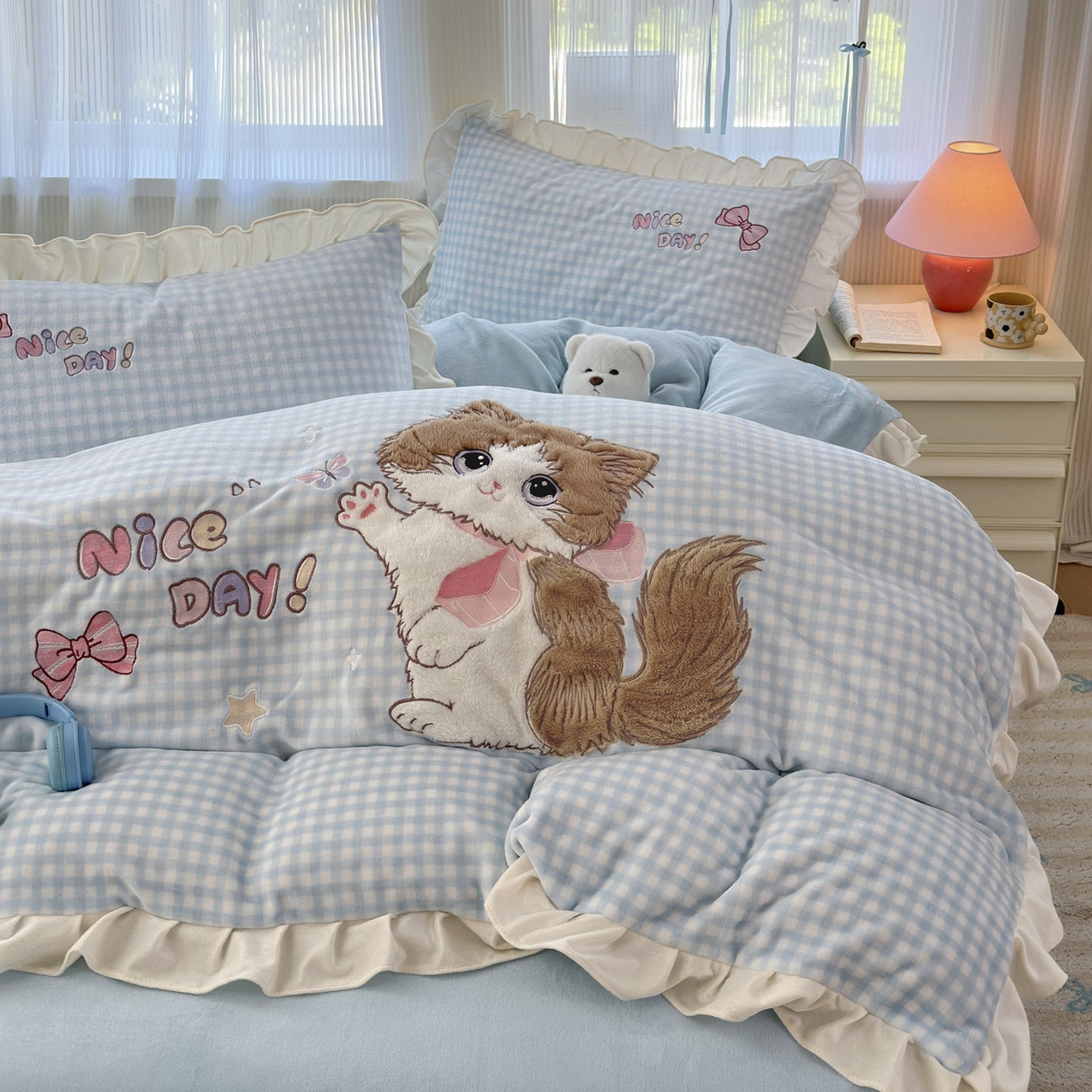 91家纺网 家纺一手货源 找家纺 易禾 2025新款韩版牛奶绒卡通兔毛贴布刺绣床单款床笠款四件套三件套小奶猫系列（专版） 小奶猫——蓝格