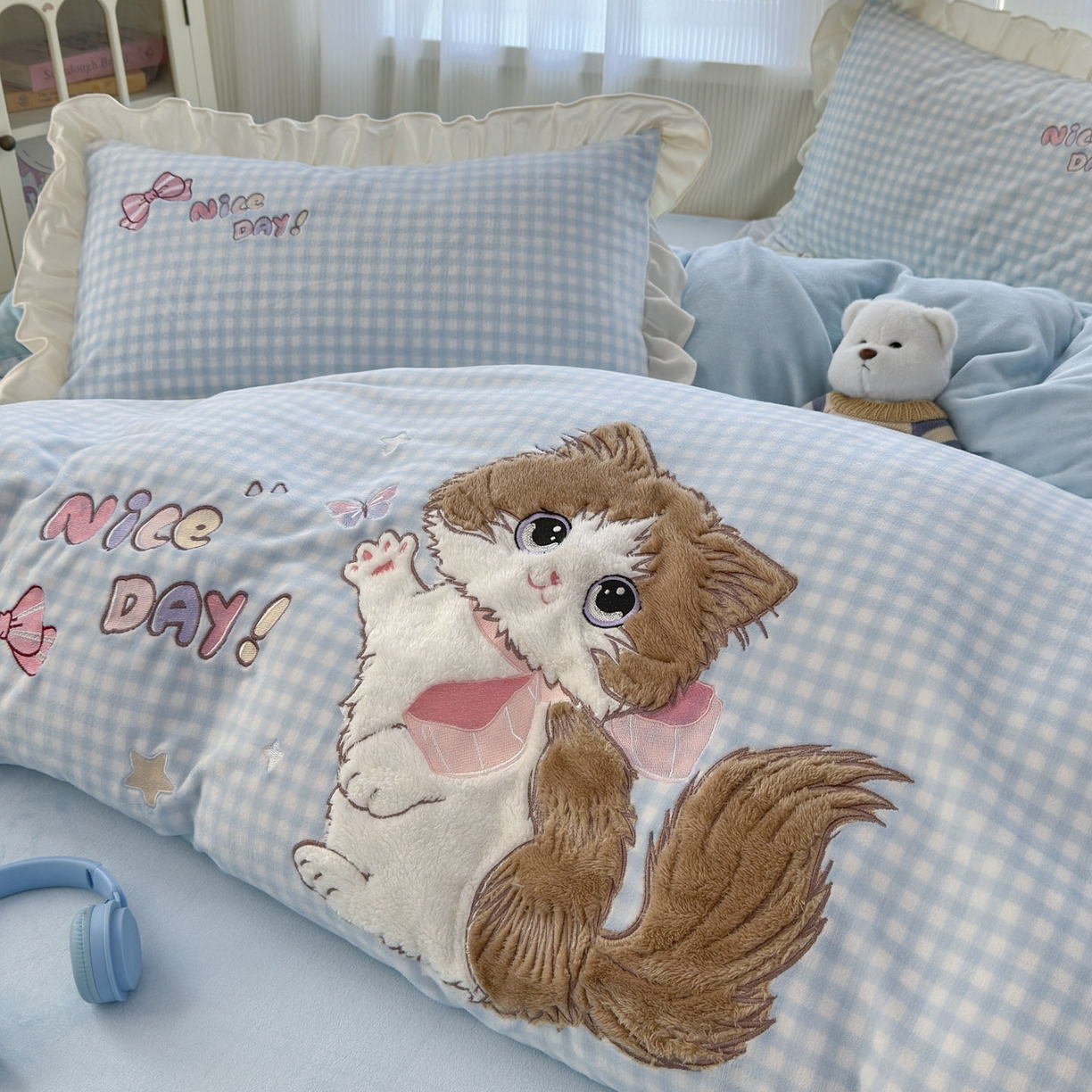 91家纺网 家纺一手货源 找家纺 易禾 2025新款韩版牛奶绒卡通兔毛贴布刺绣床单款床笠款四件套三件套小奶猫系列（专版） 小奶猫——蓝格