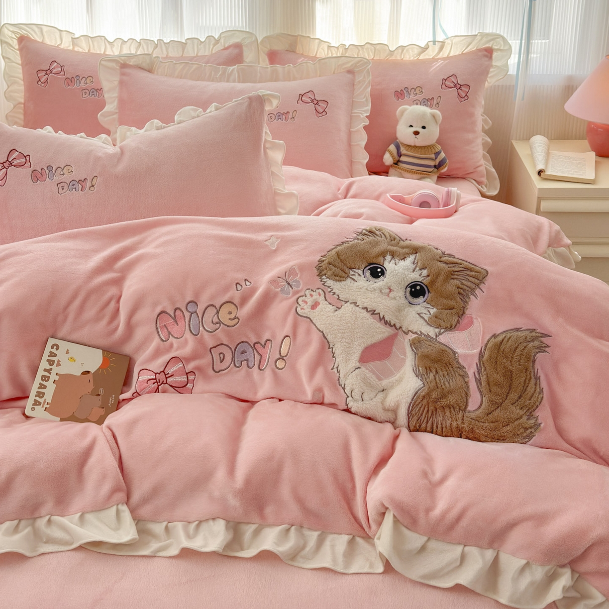 91家纺网 家纺一手货源 找家纺 易禾 2025新款韩版牛奶绒卡通兔毛贴布刺绣床单款床笠款四件套三件套小奶猫系列（专版） 小奶猫——浅粉