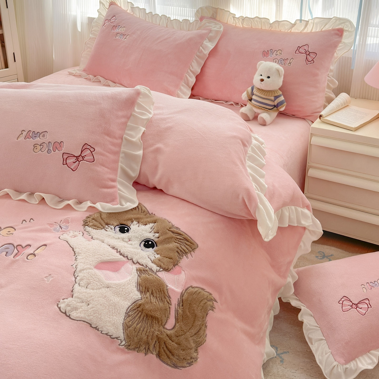 91家纺网 家纺一手货源 找家纺 易禾 2025新款韩版牛奶绒卡通兔毛贴布刺绣床单款床笠款四件套三件套小奶猫系列（专版） 小奶猫——浅粉