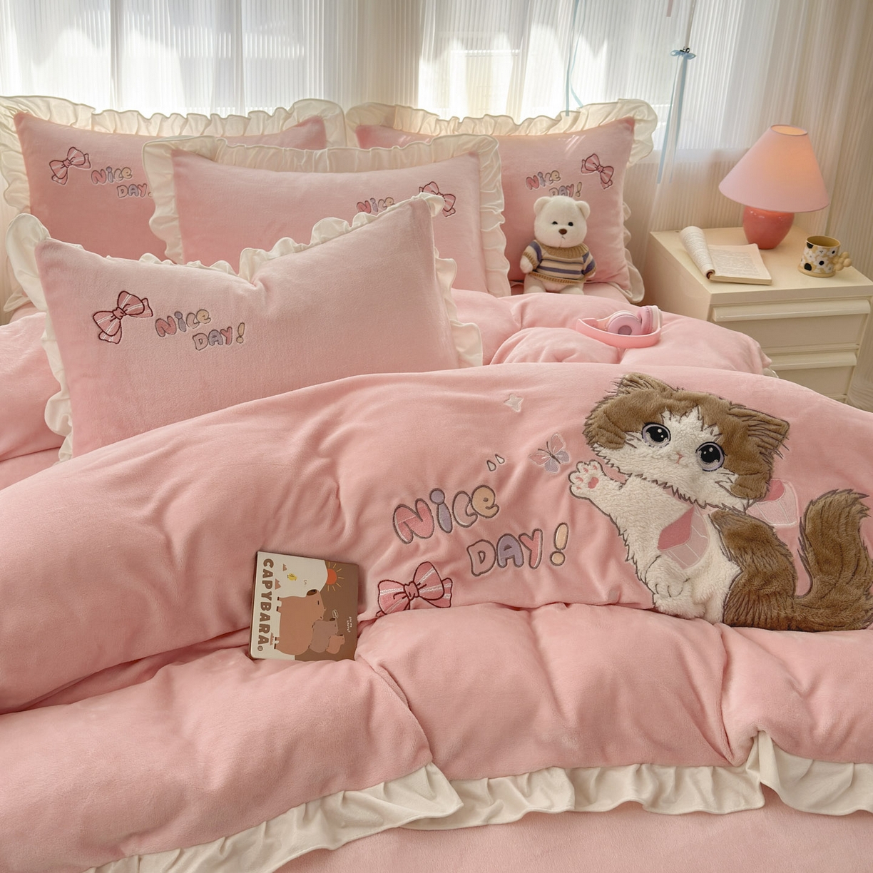 91家纺网 家纺一手货源 找家纺 易禾 2025新款韩版牛奶绒卡通兔毛贴布刺绣床单款床笠款四件套三件套小奶猫系列（专版） 小奶猫——浅粉