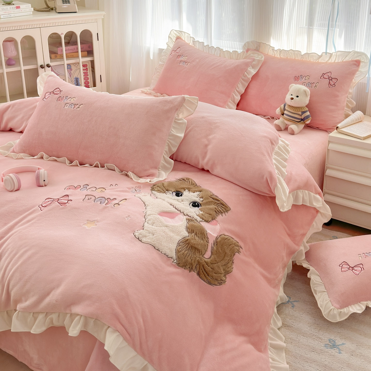 91家纺网 家纺一手货源 找家纺 易禾 2025新款韩版牛奶绒卡通兔毛贴布刺绣床单款床笠款四件套三件套小奶猫系列（专版） 小奶猫——浅粉