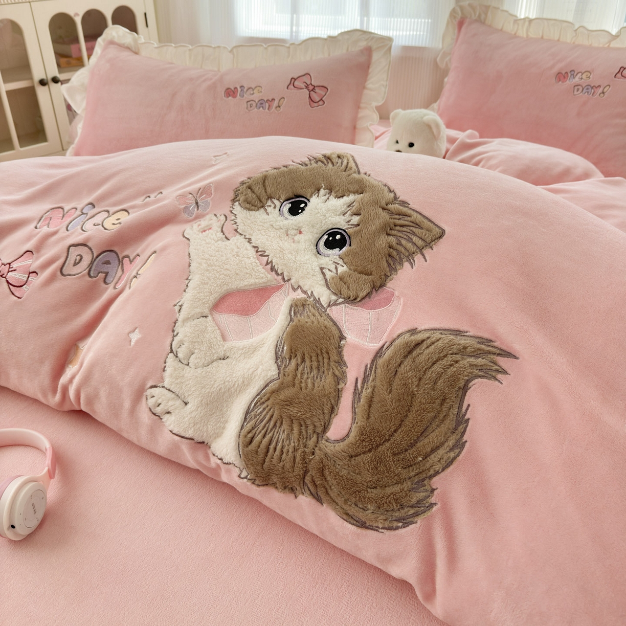 91家纺网 家纺一手货源 找家纺 易禾 2025新款韩版牛奶绒卡通兔毛贴布刺绣床单款床笠款四件套三件套小奶猫系列（专版） 小奶猫——浅粉