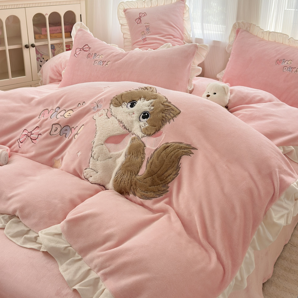 91家纺网 家纺一手货源 找家纺 易禾 2025新款韩版牛奶绒卡通兔毛贴布刺绣床单款床笠款四件套三件套小奶猫系列（专版） 小奶猫——浅粉