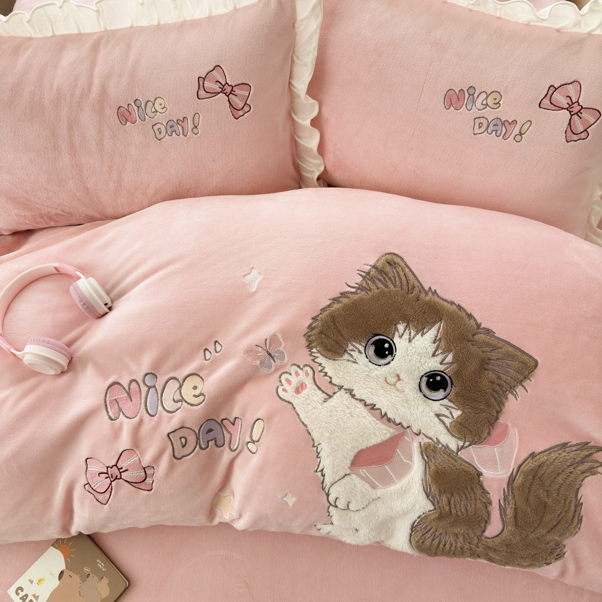 91家纺网 家纺一手货源 找家纺 易禾 2025新款韩版牛奶绒卡通兔毛贴布刺绣床单款床笠款四件套三件套小奶猫系列（专版） 小奶猫——浅粉