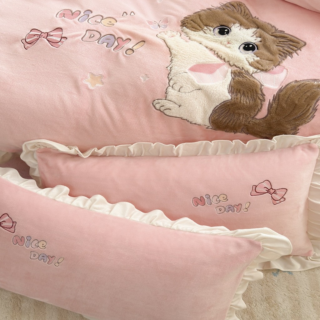 91家纺网 家纺一手货源 找家纺 易禾 2025新款韩版牛奶绒卡通兔毛贴布刺绣床单款床笠款四件套三件套小奶猫系列（专版） 小奶猫——浅粉