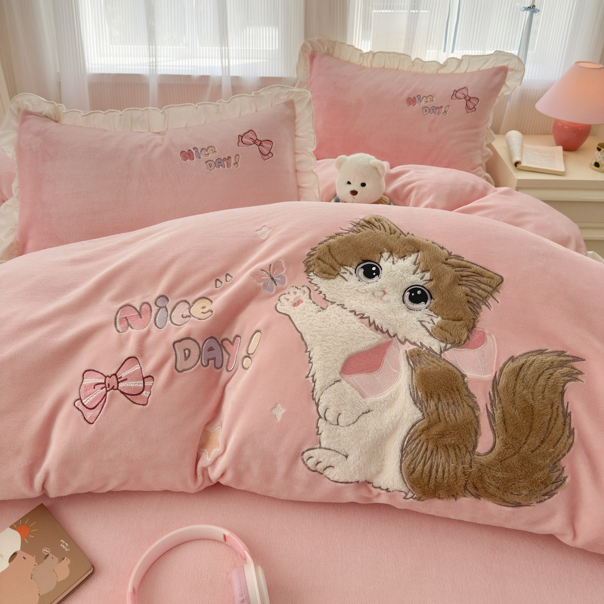 91家纺网 家纺一手货源 找家纺 易禾 2025新款韩版牛奶绒卡通兔毛贴布刺绣床单款床笠款四件套三件套小奶猫系列（专版） 小奶猫——浅粉