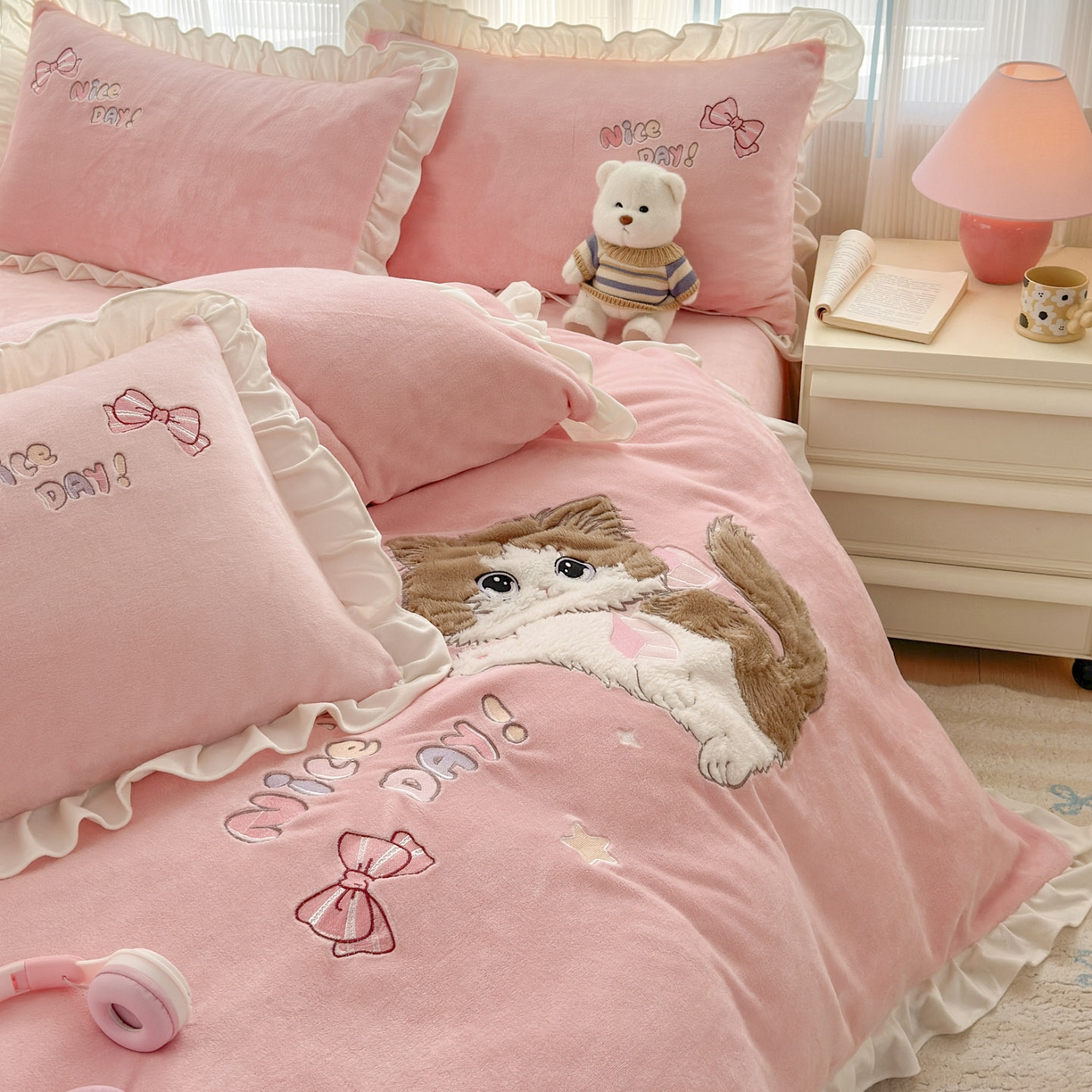 91家纺网 家纺一手货源 找家纺 易禾 2025新款韩版牛奶绒卡通兔毛贴布刺绣床单款床笠款四件套三件套小奶猫系列（专版） 小奶猫——浅粉