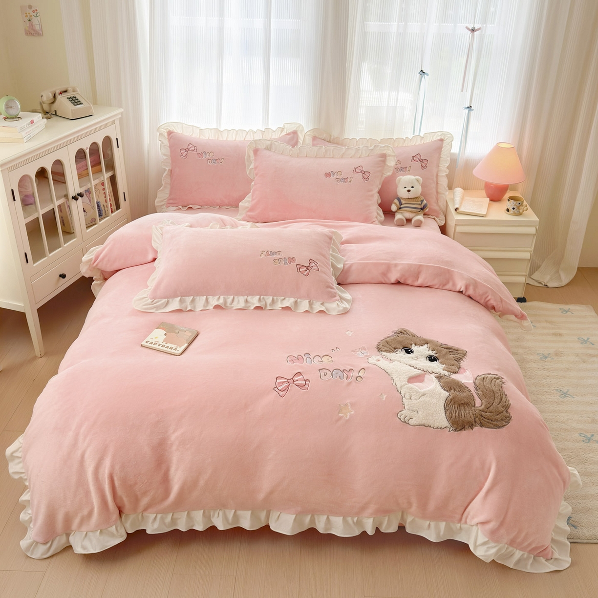 91家纺网 家纺一手货源 找家纺 易禾 2025新款韩版牛奶绒卡通兔毛贴布刺绣床单款床笠款四件套三件套小奶猫系列（专版） 小奶猫——浅粉