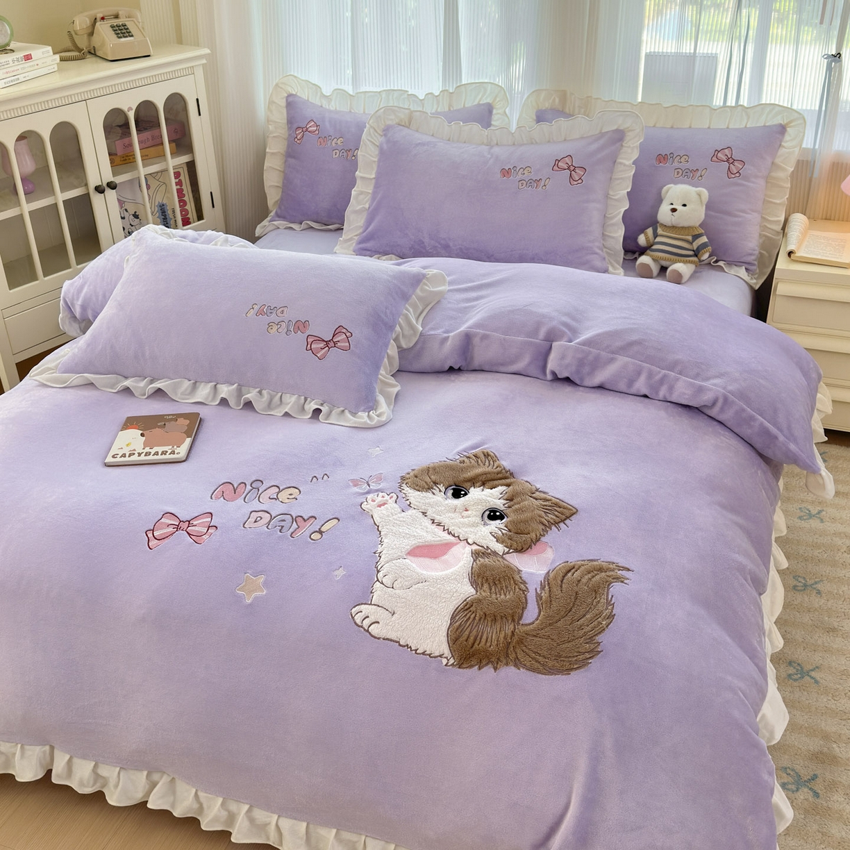 91家纺网 家纺一手货源 找家纺 易禾 2025新款韩版牛奶绒卡通兔毛贴布刺绣床单款床笠款四件套三件套小奶猫系列（专版） 小奶猫——浅紫