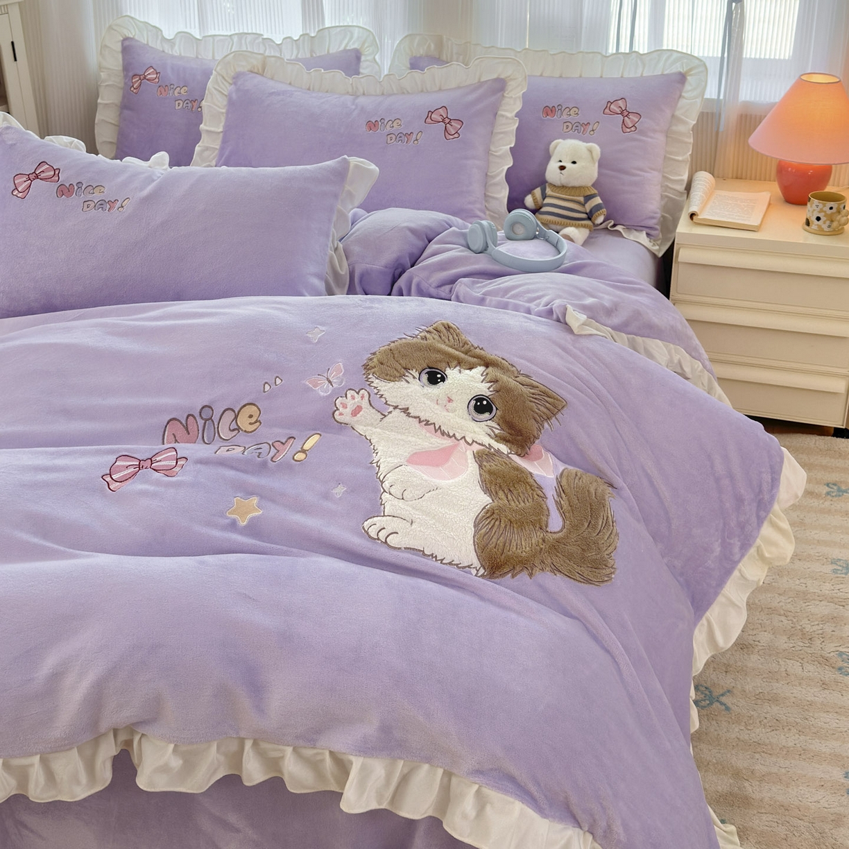 91家纺网 家纺一手货源 找家纺 易禾 2025新款韩版牛奶绒卡通兔毛贴布刺绣床单款床笠款四件套三件套小奶猫系列（专版） 小奶猫——浅紫