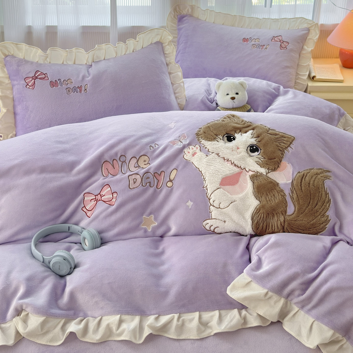 91家纺网 家纺一手货源 找家纺 易禾 2025新款韩版牛奶绒卡通兔毛贴布刺绣床单款床笠款四件套三件套小奶猫系列（专版） 小奶猫——浅紫