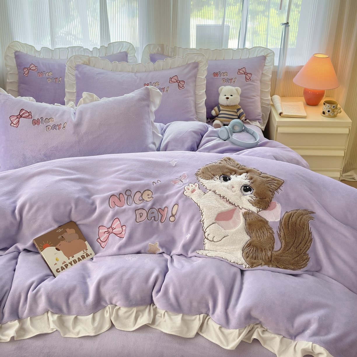 91家纺网 家纺一手货源 找家纺 易禾 2025新款韩版牛奶绒卡通兔毛贴布刺绣床单款床笠款四件套三件套小奶猫系列（专版） 小奶猫——浅紫