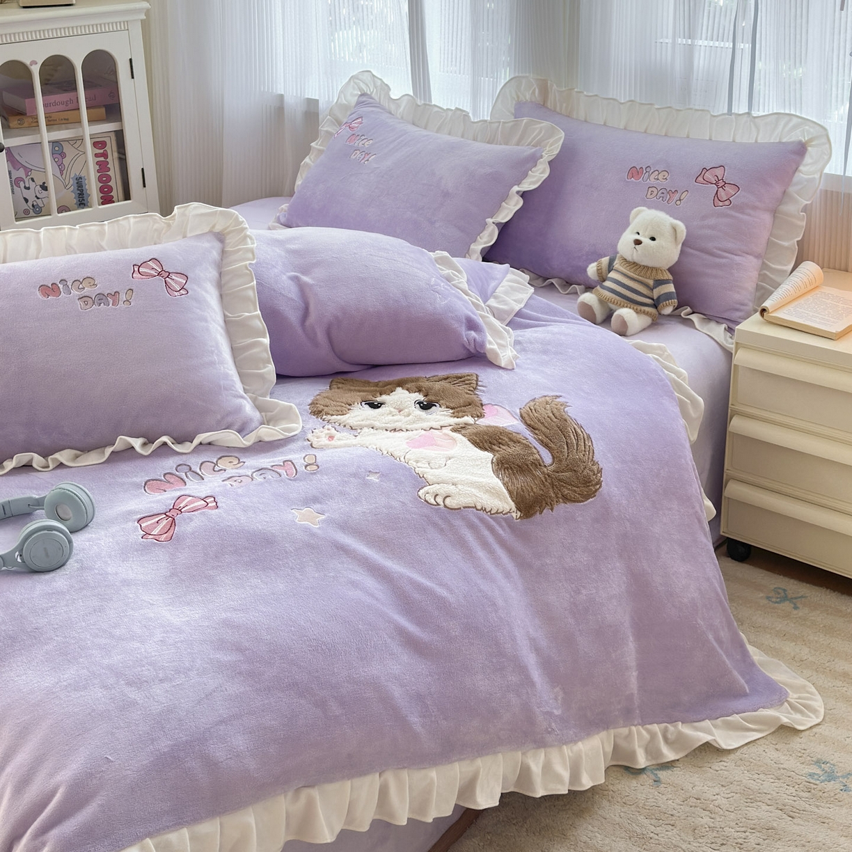 91家纺网 家纺一手货源 找家纺 易禾 2025新款韩版牛奶绒卡通兔毛贴布刺绣床单款床笠款四件套三件套小奶猫系列（专版） 小奶猫——浅紫