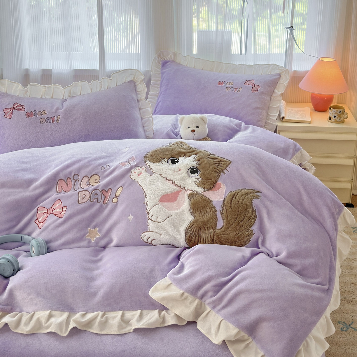91家纺网 家纺一手货源 找家纺 易禾 2025新款韩版牛奶绒卡通兔毛贴布刺绣床单款床笠款四件套三件套小奶猫系列（专版） 小奶猫——浅紫