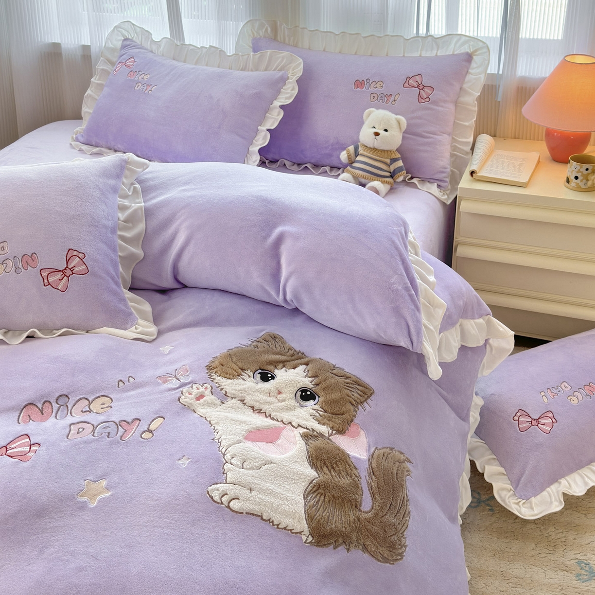 91家纺网 家纺一手货源 找家纺 易禾 2025新款韩版牛奶绒卡通兔毛贴布刺绣床单款床笠款四件套三件套小奶猫系列（专版） 小奶猫——浅紫