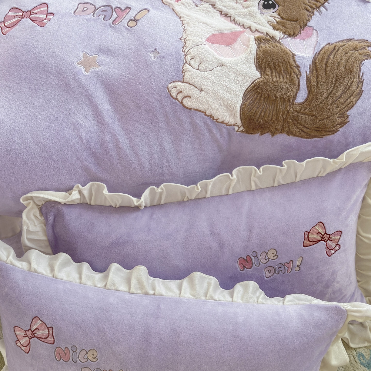 91家纺网 家纺一手货源 找家纺 易禾 2025新款韩版牛奶绒卡通兔毛贴布刺绣床单款床笠款四件套三件套小奶猫系列（专版） 小奶猫——浅紫