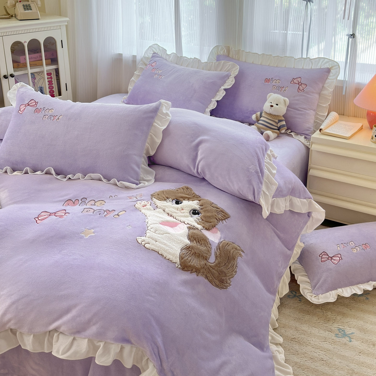 91家纺网 家纺一手货源 找家纺 易禾 2025新款韩版牛奶绒卡通兔毛贴布刺绣床单款床笠款四件套三件套小奶猫系列（专版） 小奶猫——浅紫