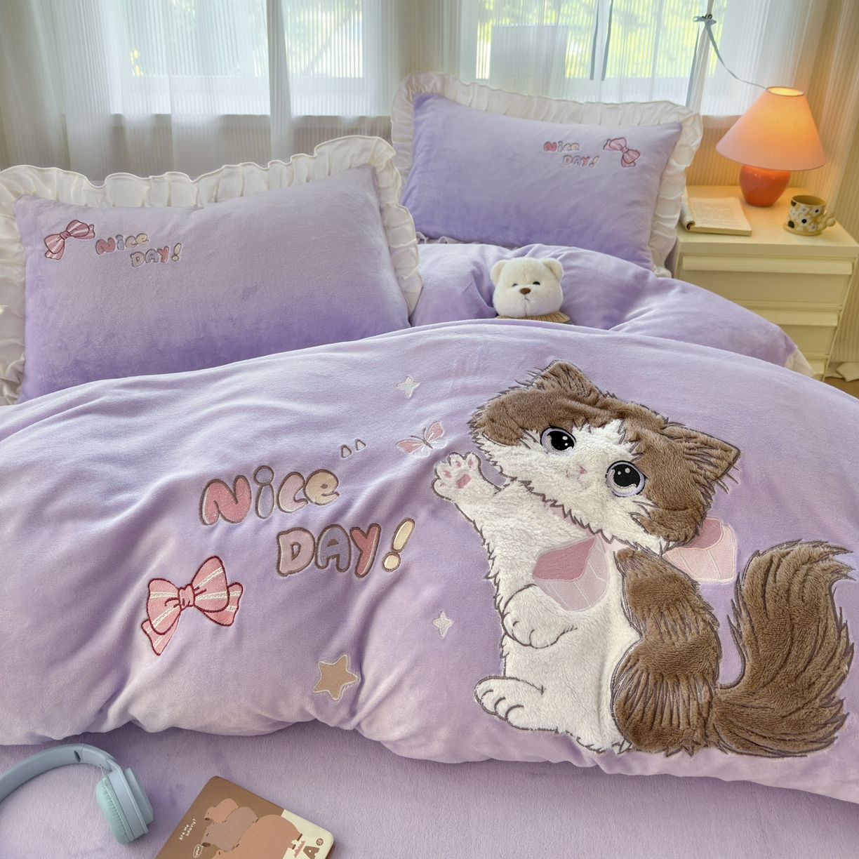 91家纺网 家纺一手货源 找家纺 易禾 2025新款韩版牛奶绒卡通兔毛贴布刺绣床单款床笠款四件套三件套小奶猫系列（专版） 小奶猫——浅紫