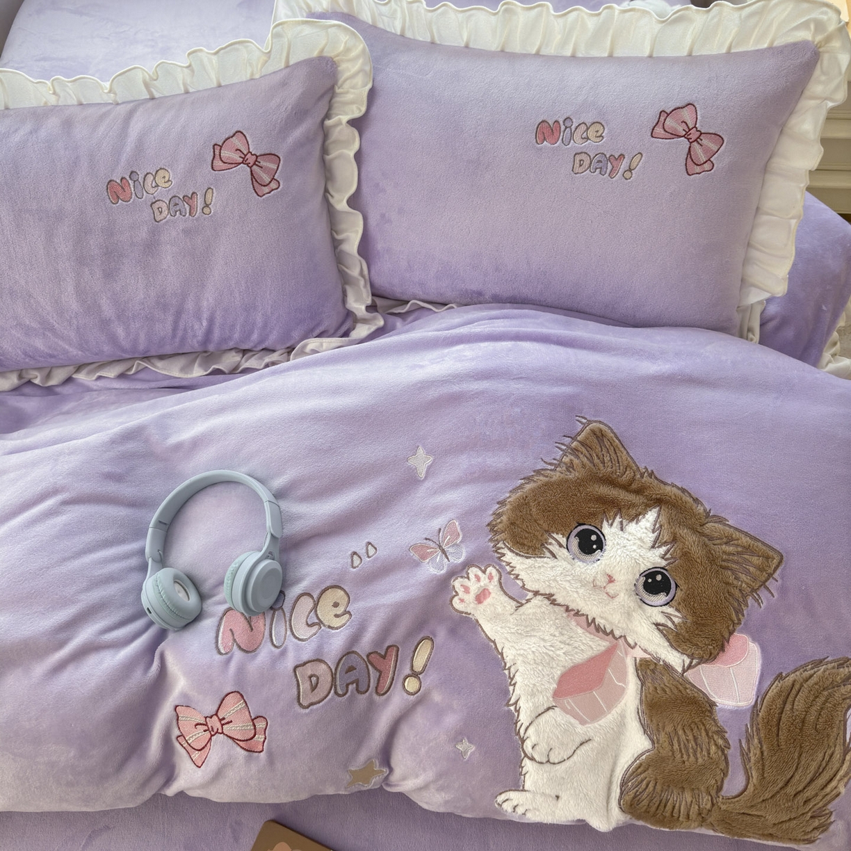 91家纺网 家纺一手货源 找家纺 易禾 2025新款韩版牛奶绒卡通兔毛贴布刺绣床单款床笠款四件套三件套小奶猫系列（专版） 小奶猫——浅紫