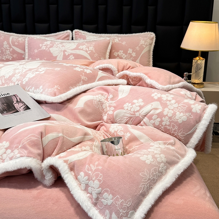 91家纺网 家纺一手货源 找家纺 云玲时尚 2025新款牛奶绒立体雕花兔毛绒包边四件套 彩带飘飘