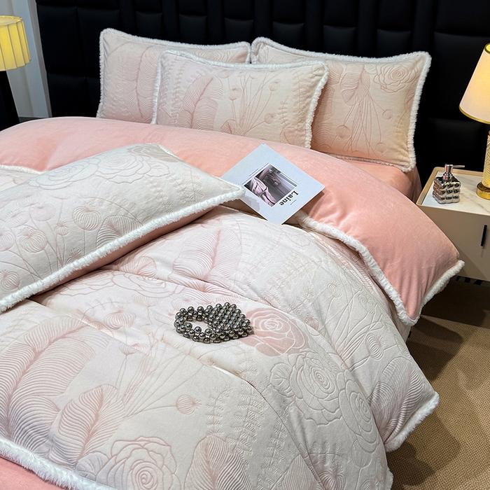 91家纺网 家纺一手货源 找家纺 云玲时尚 2025新款牛奶绒立体雕花兔毛绒包边四件套 繁花朵朵