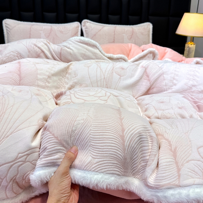 91家纺网 家纺一手货源 找家纺 云玲时尚 2025新款牛奶绒立体雕花兔毛绒包边四件套 繁花朵朵