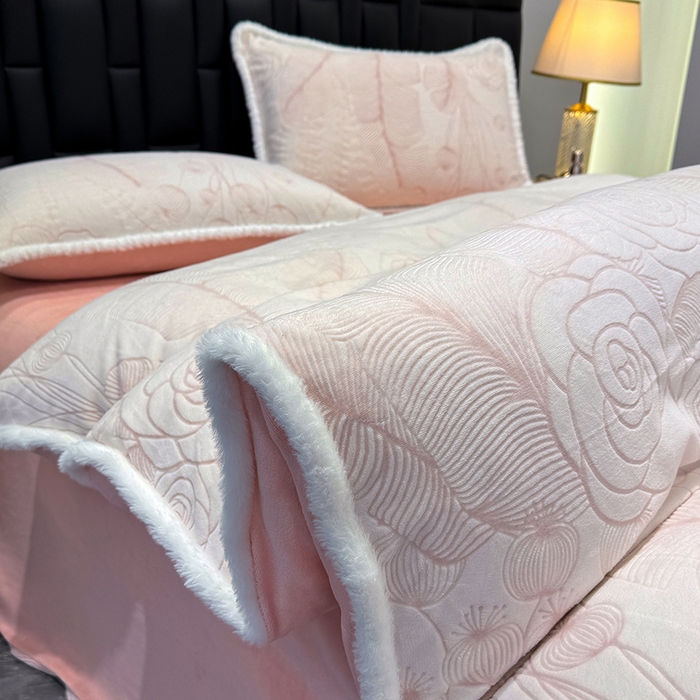 91家纺网 家纺一手货源 找家纺 云玲时尚 2025新款牛奶绒立体雕花兔毛绒包边四件套 繁花朵朵