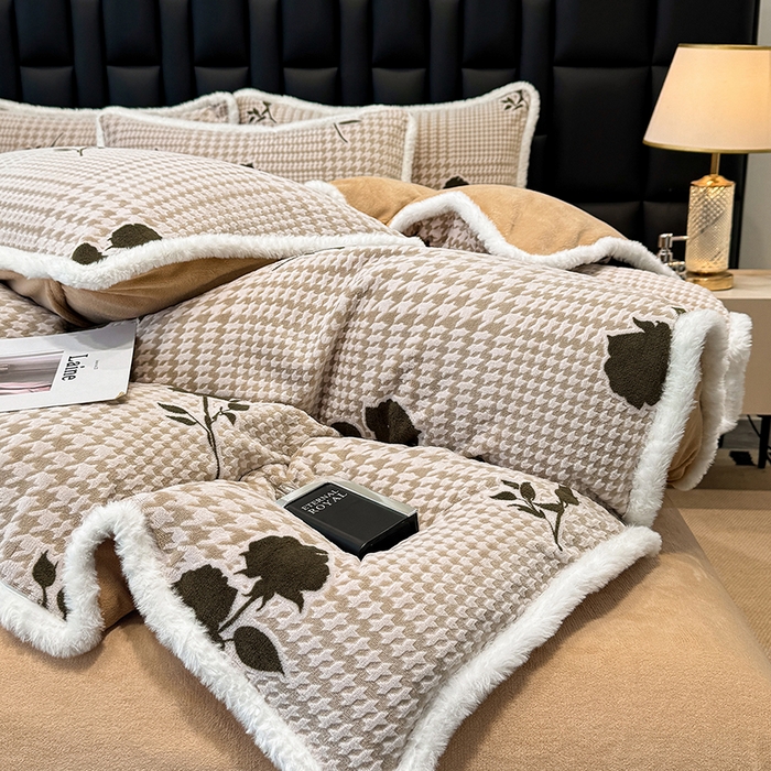 91家纺网 家纺一手货源 找家纺 云玲时尚 2025新款牛奶绒立体雕花兔毛绒包边四件套 格韵经典