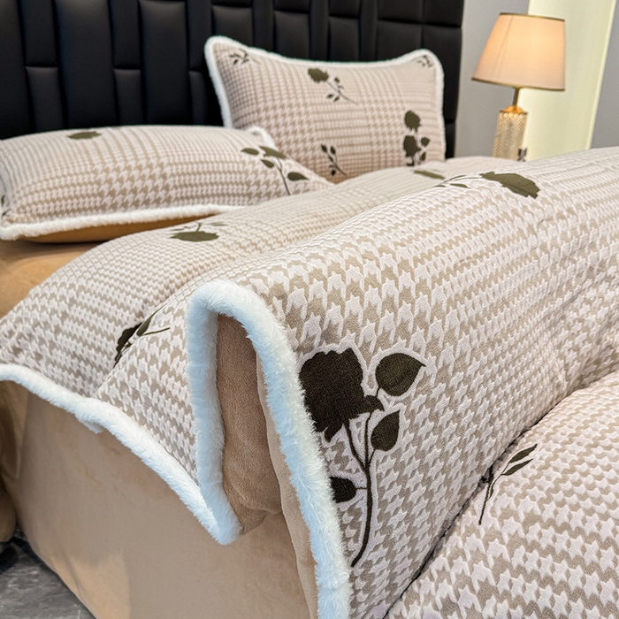 91家纺网 家纺一手货源 找家纺 云玲时尚 2025新款牛奶绒立体雕花兔毛绒包边四件套 格韵经典