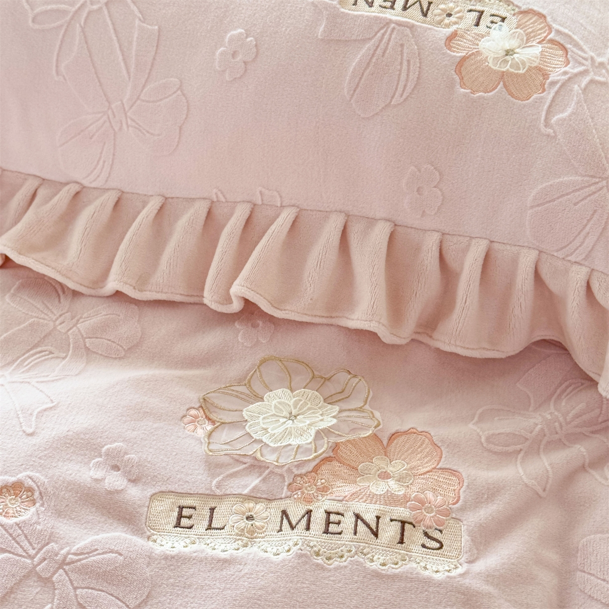 91家纺网 家纺一手货源 找家纺 （总）恒爱家纺 2025新款牛奶绒立体剪花床盖四件套-心魅