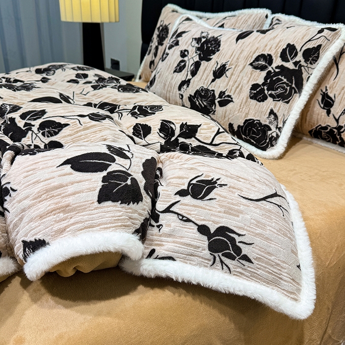 91家纺网 家纺一手货源 找家纺 云玲时尚 2025新款牛奶绒立体雕花兔毛绒包边四件套 古韵花香