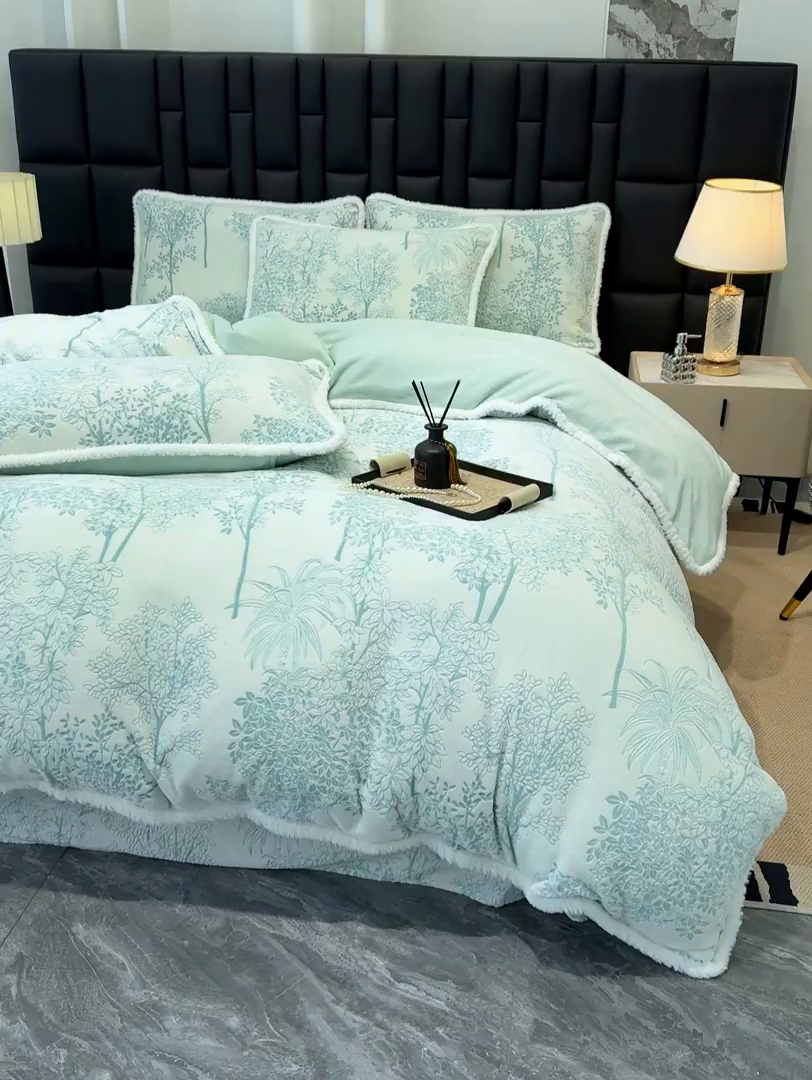 91家纺网 家纺一手货源 找家纺 云玲时尚 2025新款牛奶绒立体雕花兔毛绒包边四件套 国色天香