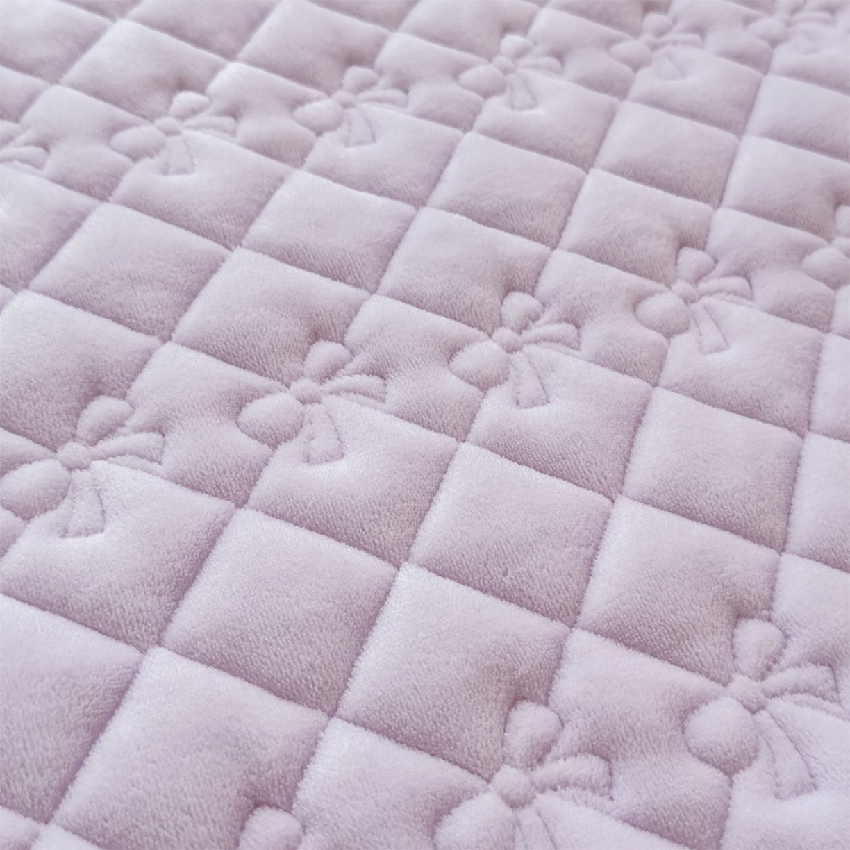 91家纺网 家纺一手货源 找家纺 恒爱家纺 2025新款牛奶绒立体剪花床盖四件套-心魅 心魅-浪漫紫