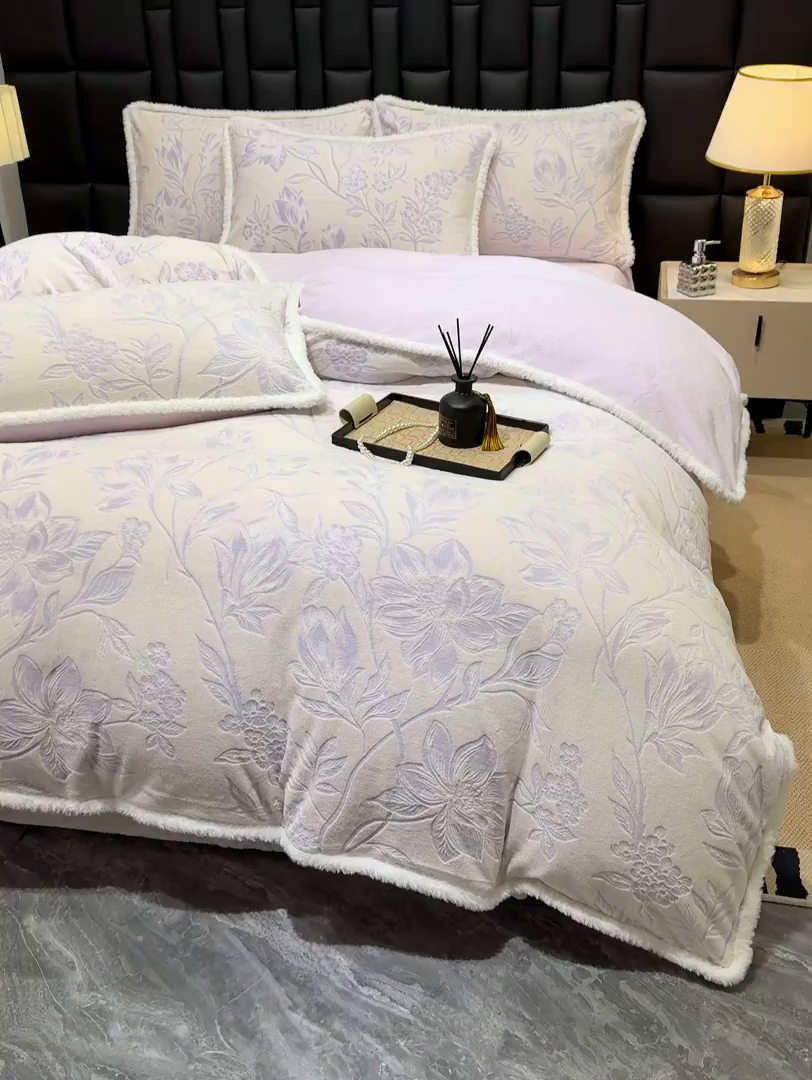 91家纺网 家纺一手货源 找家纺 云玲时尚 2025新款牛奶绒立体雕花兔毛绒包边四件套 花枝飞舞