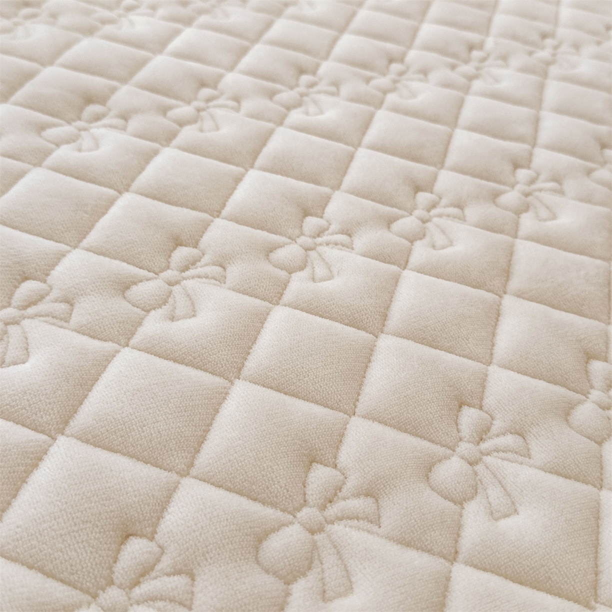 91家纺网 家纺一手货源 找家纺 恒爱家纺 2025新款牛奶绒立体剪花床盖四件套-心魅 心魅-象牙白