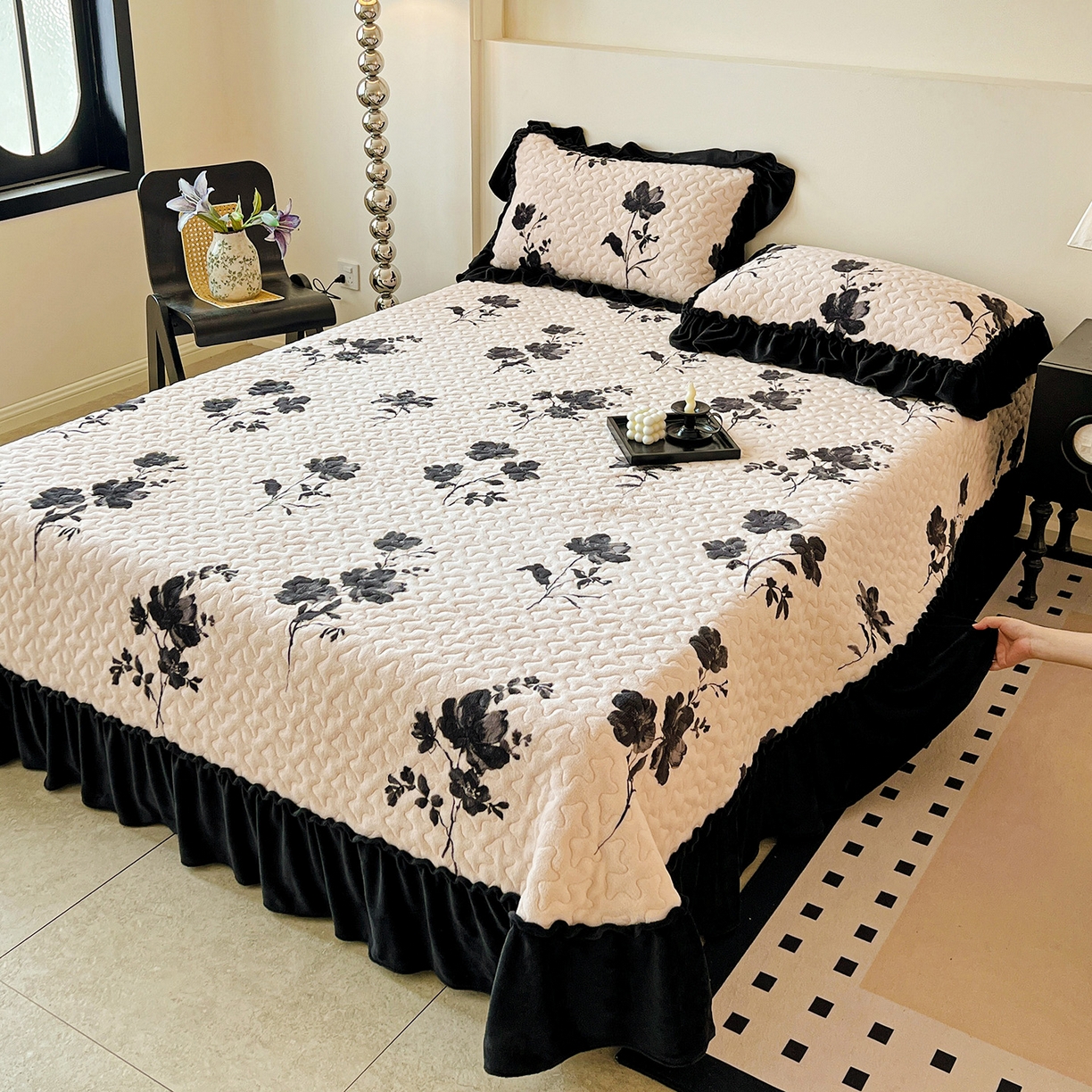 91家纺网 家纺一手货源 找家纺 云玲时尚 2025新款牛奶绒赫本风夹棉床盖三件套 雅韵-米