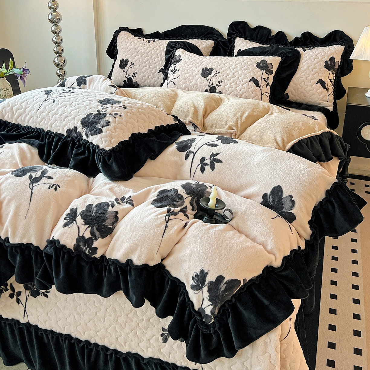 91家纺网 家纺一手货源 找家纺 云玲时尚 2025新款牛奶绒赫本风夹棉床盖三件套 雅韵-米