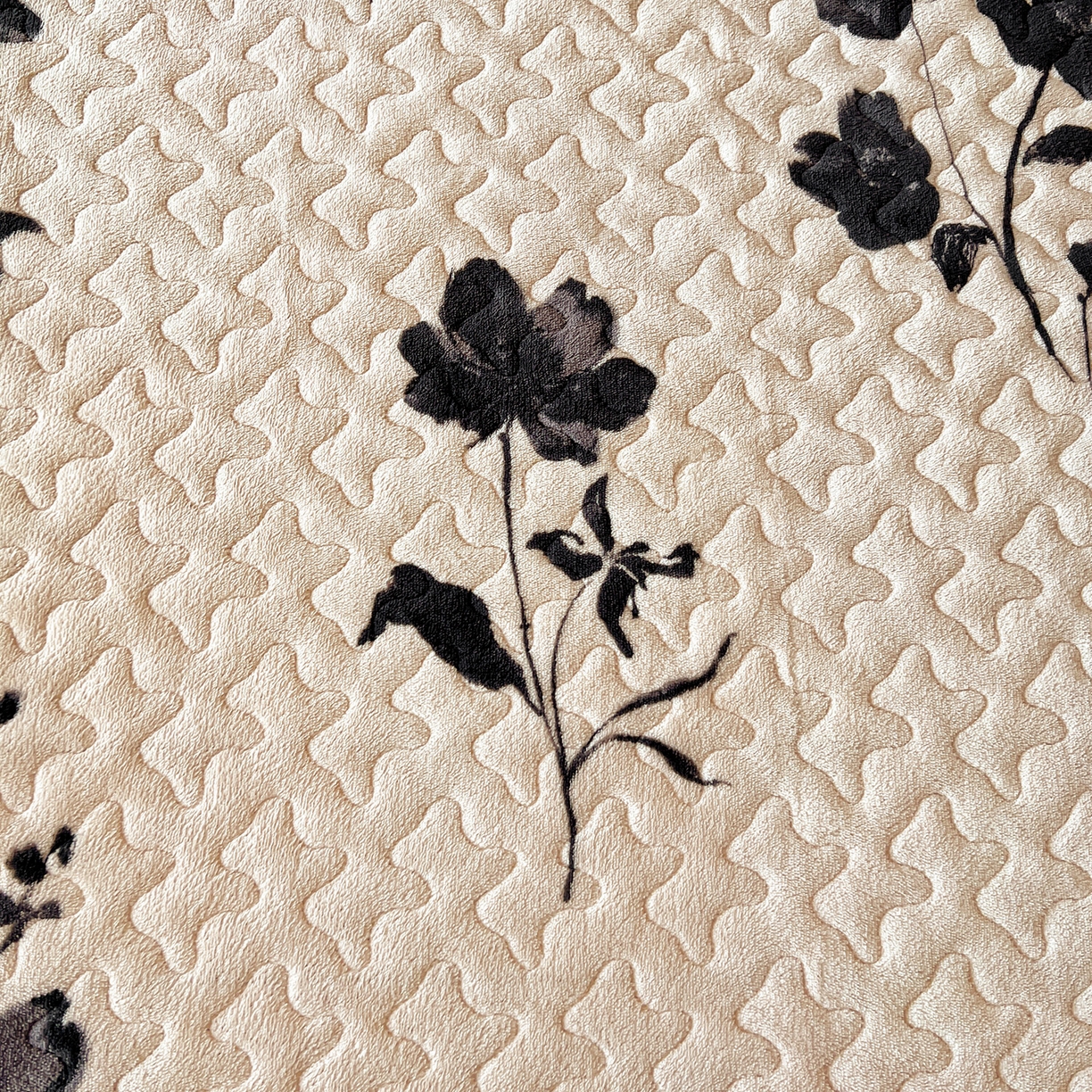 91家纺网 家纺一手货源 找家纺 云玲时尚 2025新款牛奶绒赫本风夹棉床盖三件套 雅韵-米