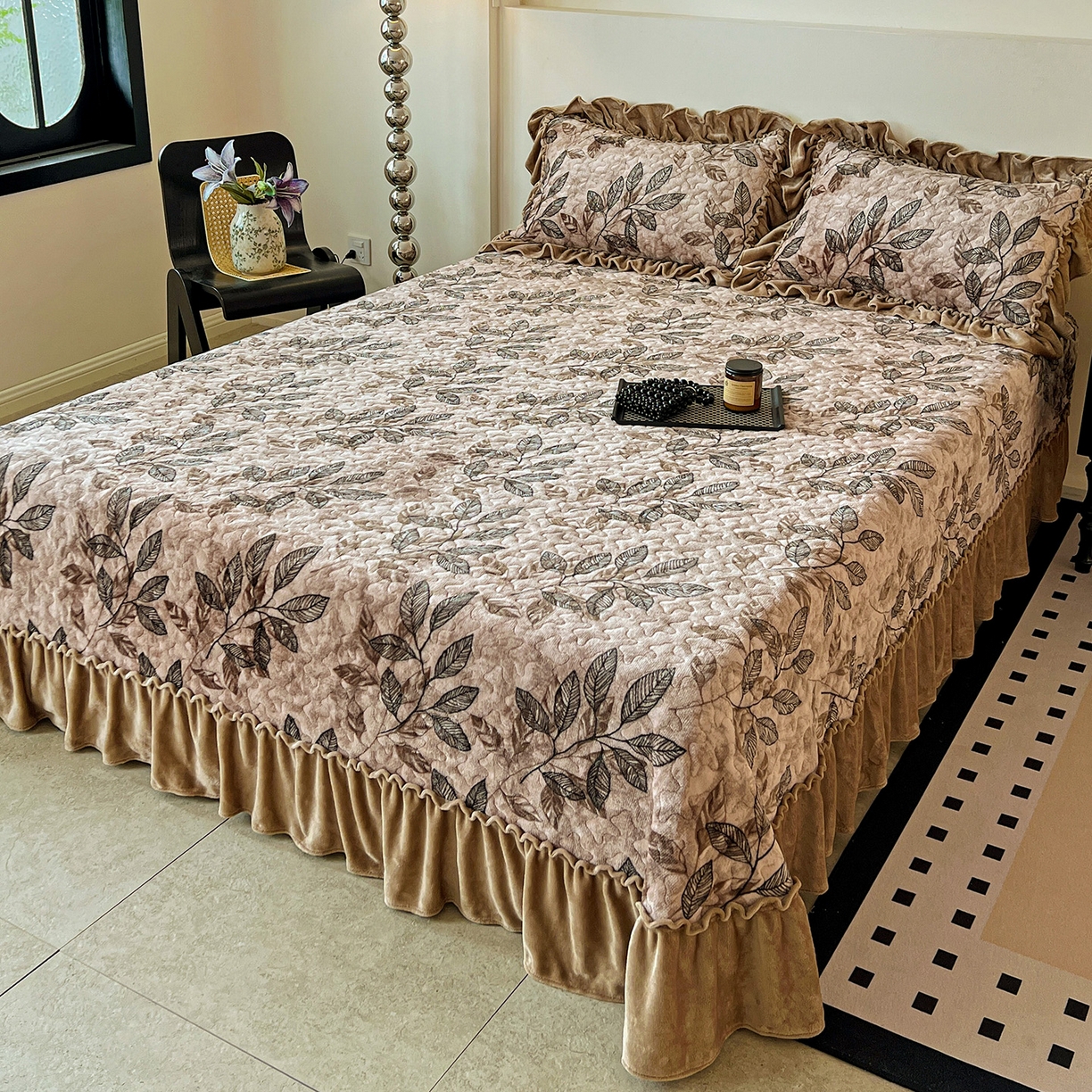 91家纺网 家纺一手货源 找家纺 云玲时尚 2025新款牛奶绒赫本风夹棉床盖三件套 知叶-咖